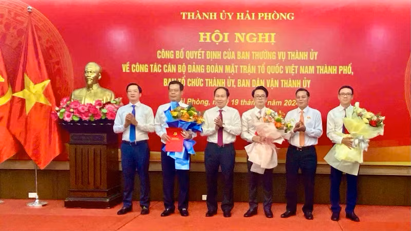 Lãnh đạo Thành ủy Hải Phòng trao Quyết định và tặng hoa các cán bộ được điều động, bổ nhiệm.