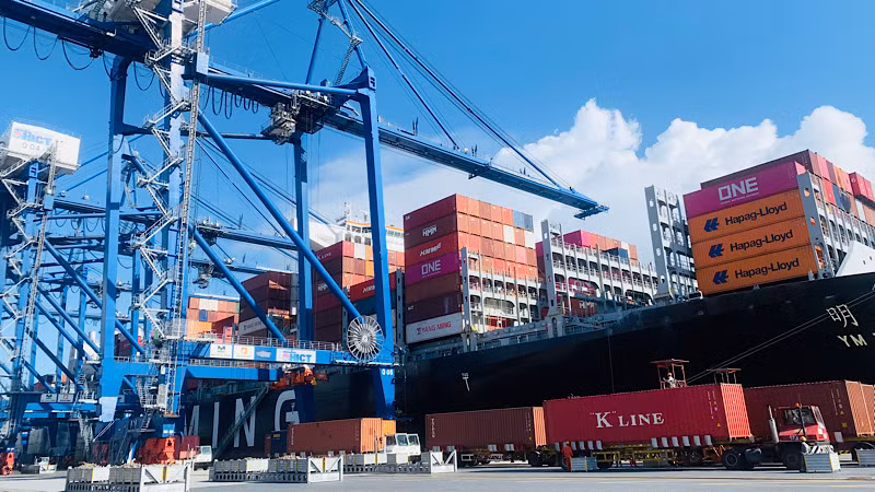 Cảng container quốc tế Tân Cảng Hải Phòng ngày càng hiện đại, thu hút nhiều hãng tàu, nhiều tuyến dịch vụ vận tải lớn đến làm hàng tại đây.