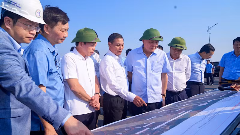 Phó Thủ tướng Thường trực Chính phủ Nguyễn Hòa Bình cùng Đoàn công tác của Chính phủ thị sát Dự án đầu tư xây dựng tuyến đường bộ ven biển đoạn qua thành phố Hải Phòng.