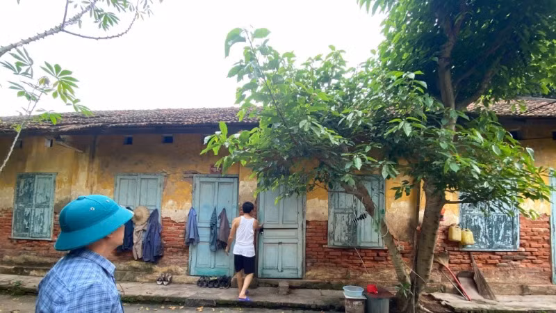 Lực lượng chức năng khảo sát khu đất phải cưỡng chế thu hồi của Công ty vận tải thủy số 3 tại xã Tân Dương.