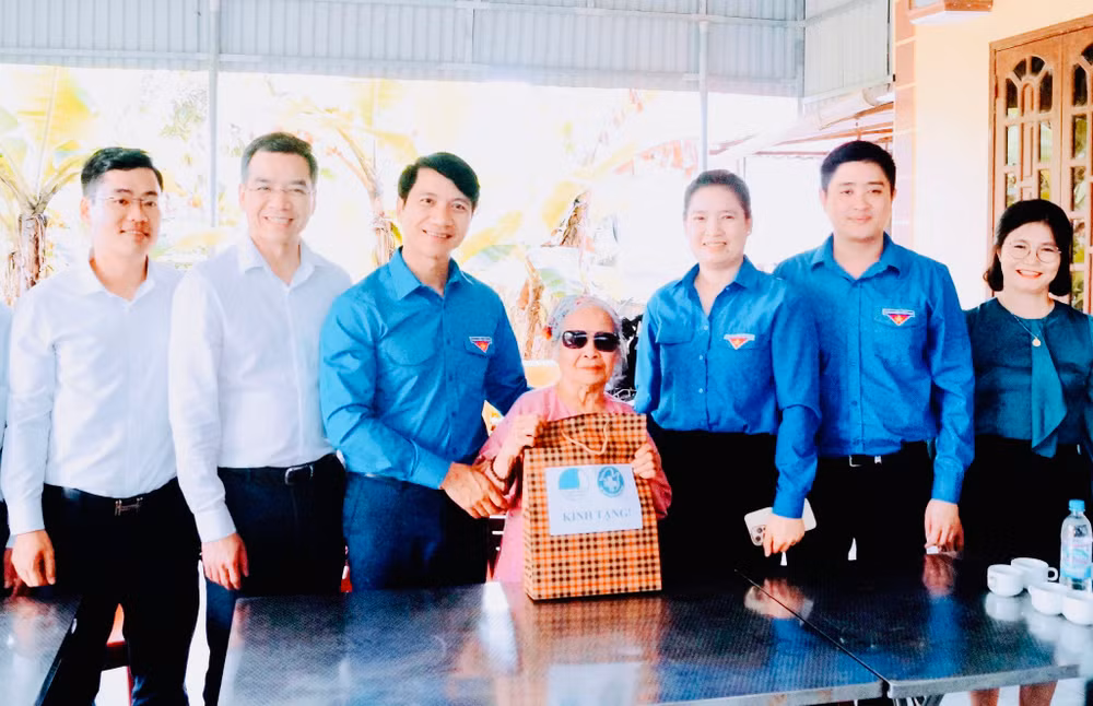 Lãnh đạo Trung ương Đoàn và Thành Đoàn Hải Phòng trao quà tặng các gia đình chính sách trên địa bàn quận Đồ Sơn.