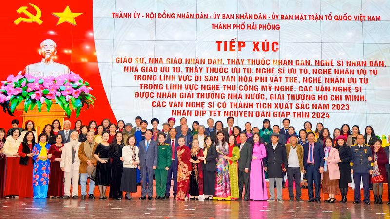 Các trí thức, văn nghệ sĩ tiêu biểu chụp ảnh lưu niệm cùng lãnh đạo thành phố Hải Phòng.