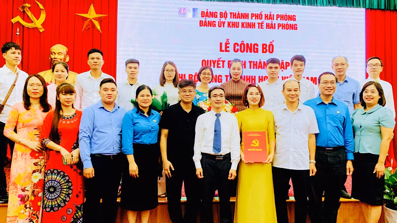 Các đại biểu chụp ảnh lưu niệm với chi bộ mới thành lập.