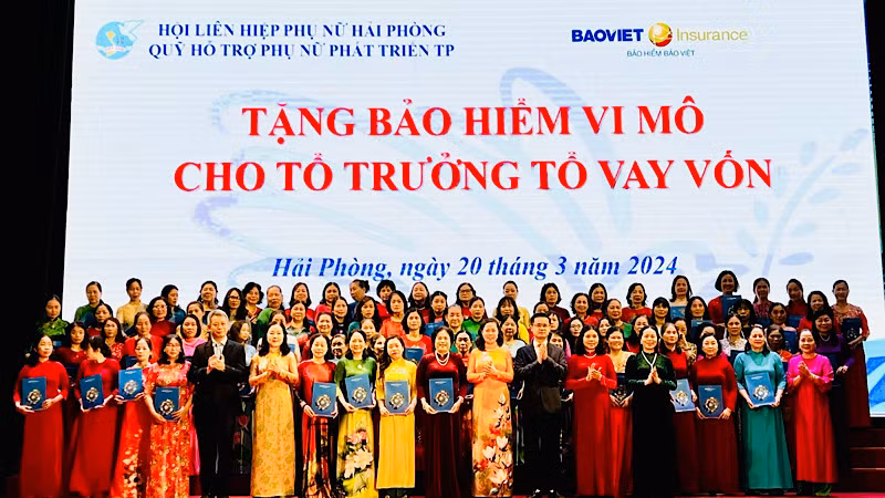 Hội Phụ nữ Hải Phòng và các nhà tài trợ trao bảo hiểm "An sinh hạnh phúc", "An bình yên vui" tặng Tổ trưởng các tổ vay vốn Quỹ Hỗ trợ phụ nữ phát triển. Hội Phụ nữ Hải Phòng và các nhà tài trợ trao bảo hiểm "An sinh hạnh phúc", "An bình yên vui" tặng Tổ trưởng các tổ vay vốn Quỹ Hỗ trợ phụ nữ phát triển.