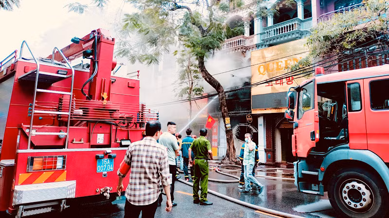 Các lực lượng và phương tiện luôn sẵn sàng chữa cháy, cứu nạn, cứu hộ. Các lực lượng và phương tiện luôn sẵn sàng chữa cháy, cứu nạn, cứu hộ.