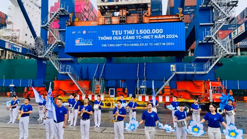 Container thứ 1,5 triệu thông qua cảng năm 2024 xếp dỡ từ tàu CMA CGM MISSISSIPI. Container thứ 1,5 triệu thông qua cảng năm 2024 xếp dỡ từ tàu CMA CGM MISSISSIPI.