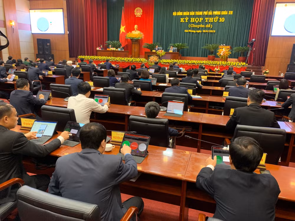 Các đại biểu biểu quyết thông qua quyết định dừng chủ trương xây dựng 2 tòa chung cư Vạn Mỹ cao 36 tầng.