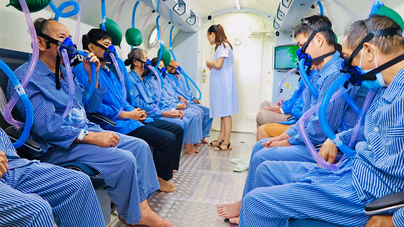 Các bệnh nhân điều trị trong buồng oxy cao áp. Các bệnh nhân điều trị trong buồng oxy cao áp.