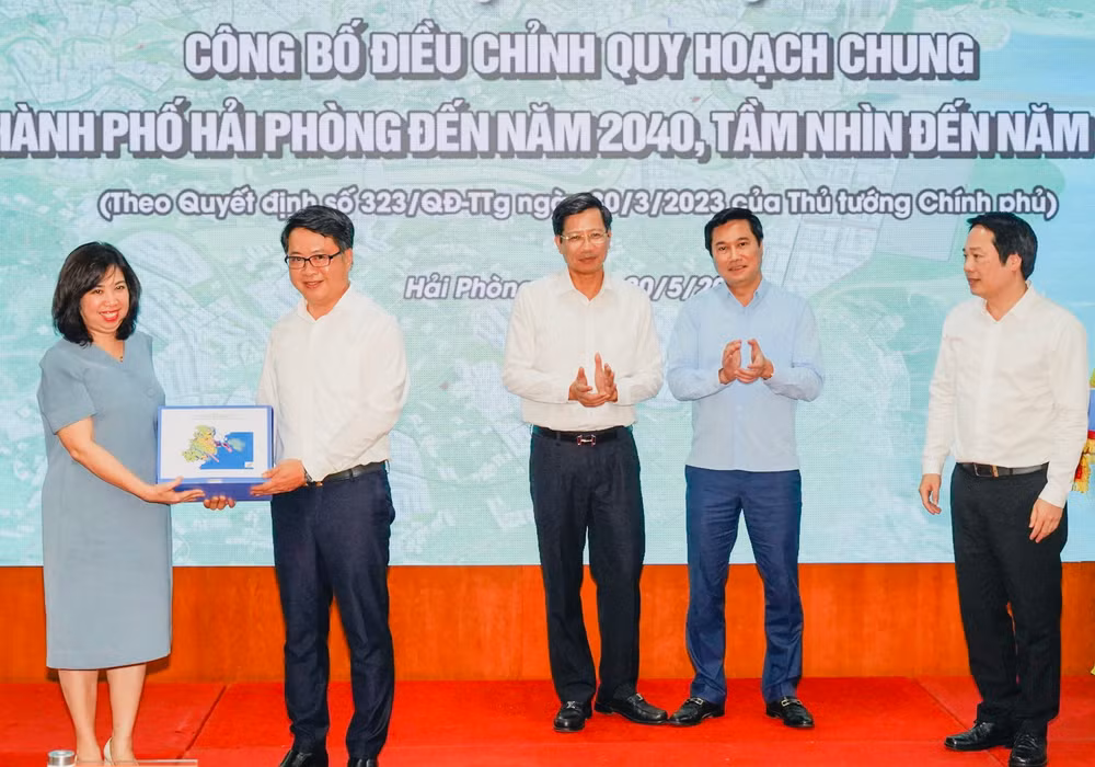 Đại diện Bộ Xây dựng trao Đồ án quy hoạch cho đại diện thành phố Hải Phòng. Đại diện Bộ Xây dựng trao Đồ án quy hoạch cho đại diện thành phố Hải Phòng.