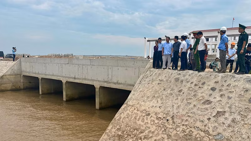 Lãnh đạo thành phố Hải Phòng kiểm tra các vị trí xung yếu trong phòng, chống bão số 3.