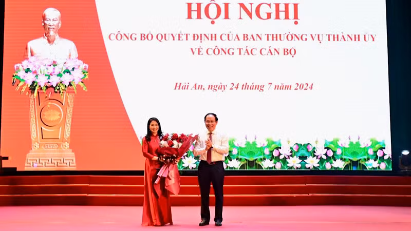 Bí thư Thành ủy Hải Phòng trao Quyết định, tặng hoa tân Bí thư Quận ủy Hải An. Bí thư Thành ủy Hải Phòng trao Quyết định, tặng hoa tân Bí thư Quận ủy Hải An.