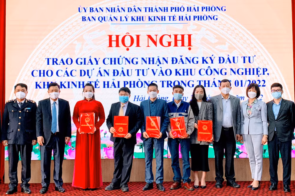 Nhiều doanh nghiệp được trao giấy phép đầu tư vào các khu công nghiệp, khu kinh tế nhanh chóng, thuận lợi. Nhiều doanh nghiệp được trao giấy phép đầu tư vào các khu công nghiệp, khu kinh tế nhanh chóng, thuận lợi.