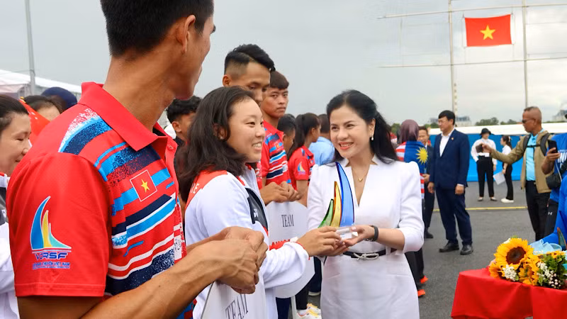 Lãnh đạo Sở Văn hóa và Thể thao thành phố Hải Phòng trao quà lưu niệm tặng các đoàn tham dự giải.