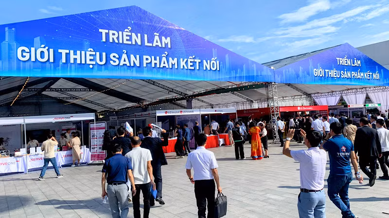 Đông đảo các nhà quản lý, các doanh nghiệp quan tâm đến triển lãm các sản phẩm kết nối.