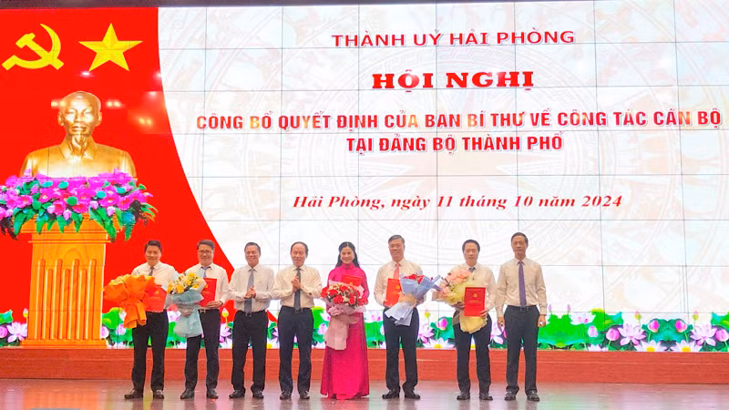 Lãnh đạo Thành ủy Hải Phòng trao Quyết định của Ban Bí thư Trung ương Đảng và chúc mừng các đồng chí Ủy viên Thành ủy Hải Phòng mới được chỉ định.