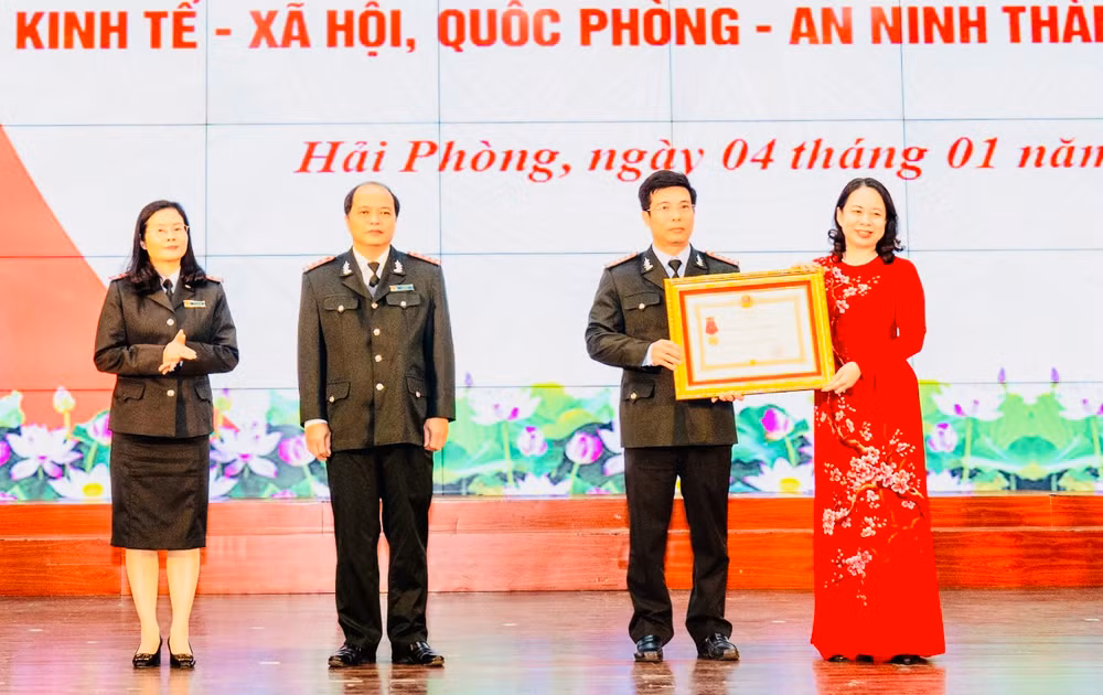Phó Chủ tịch nước Võ Thị Ánh Xuân trao Huân chương Lao động hạng Ba tặng cán bộ, nhân viên Thanh tra thành phố Hải Phòng. Phó Chủ tịch nước Võ Thị Ánh Xuân trao Huân chương Lao động hạng Ba tặng cán bộ, nhân viên Thanh tra thành phố Hải Phòng.