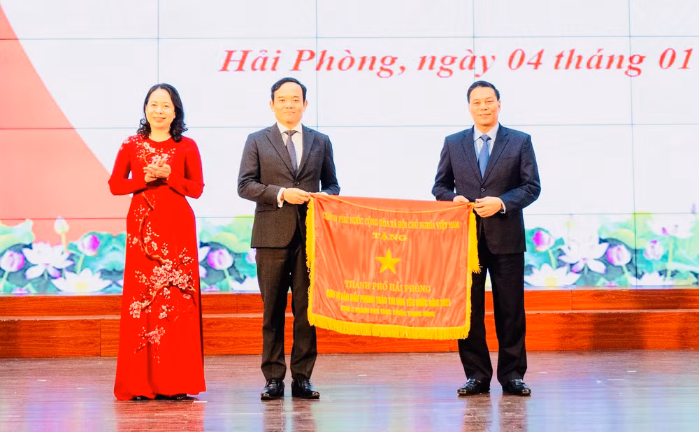 Phó Chủ tịch nước Võ Thị Ánh Xuân, Phó Chủ tịch Hội đồng Thi đua Khen thưởng Trung ương trao cờ Đơn vị dẫn đầu phong trào thi đua yêu nước năm 2021 tặng thành phố Hải Phòng. 