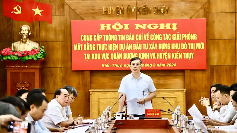 Bí thư Huyện ủy Kiến Thụy Đỗ Đức Hòa phát biểu tại hội nghị.