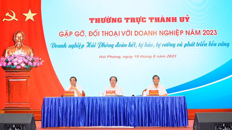 Lãnh đạo thành phố Hải Phòng gặp gỡ, đối thoại nhằm tháo gỡ khó khăn, động viên doanh nghiệp phát triển sản xuất kinh doanh. Lãnh đạo thành phố Hải Phòng gặp gỡ, đối thoại nhằm tháo gỡ khó khăn, động viên doanh nghiệp phát triển sản xuất kinh doanh.