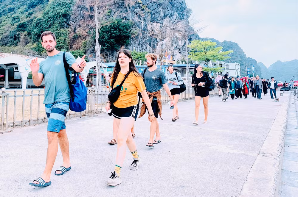 Cát Bà luôn hấp dẫn đông đảo du khách trong và ngoài nước. Cát Bà luôn hấp dẫn đông đảo du khách trong và ngoài nước.