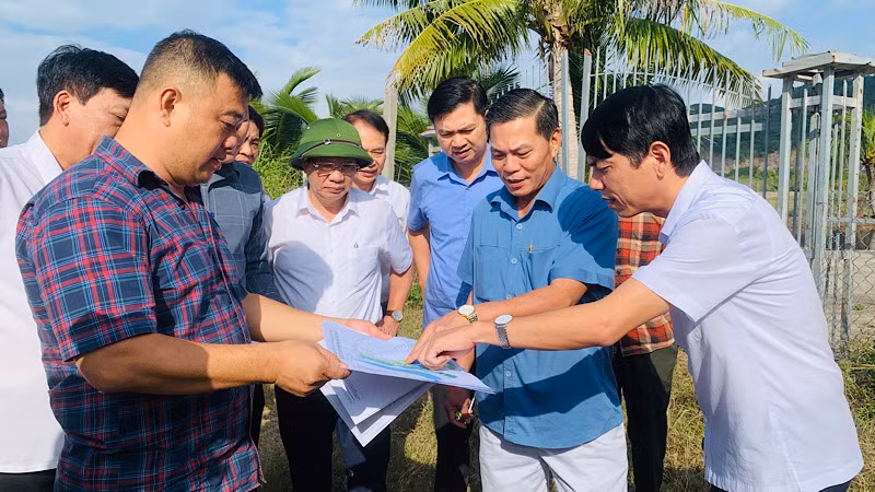 Chủ tịch Ủy ban nhân dân thành phố Hải Phòng cùng các ngành chức năng và huyện Cát Hải kiểm tra thực địa các khu đất phục vụ phát triển du lịch trên địa bàn.