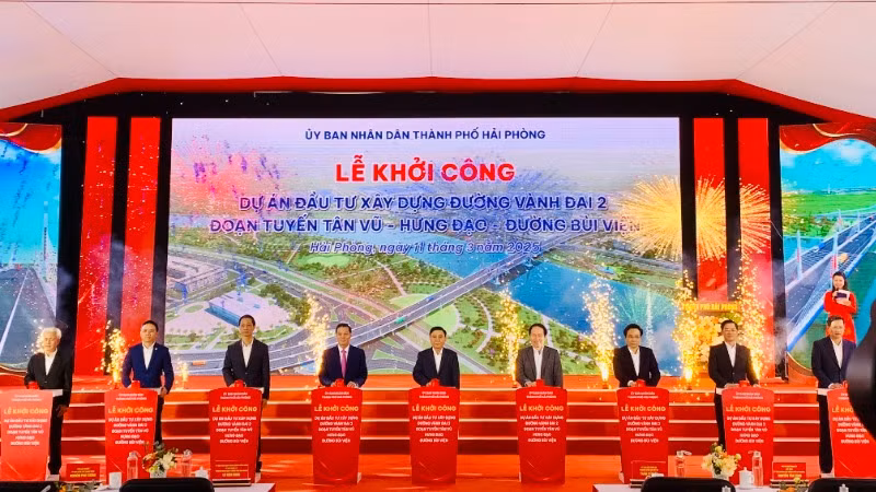 Các đại biểu nhấn nút phát lệnh khởi công dự án.