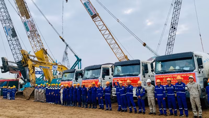 Các nhà thầu đã tập trung nhân lực, thiết bị triển khai xây dựng cầu Hải Thành.