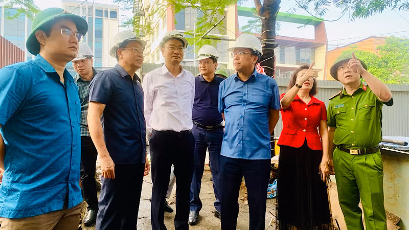 Lãnh đạo quận Ngô Quyền trực tiếp có mặt chỉ đạo việc hỗ trợ di chuyển tài sản giúp người dân.