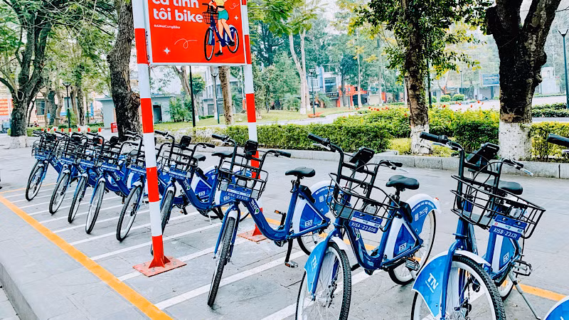 Các điểm trạm đỗ xe đạp công cộng TNGo trên hè phố dải Công viên trung tâm thành phố Hải Phòng.