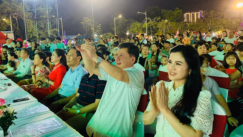 Chương trình thu hút đông đảo người dân và du khách tham dự.
