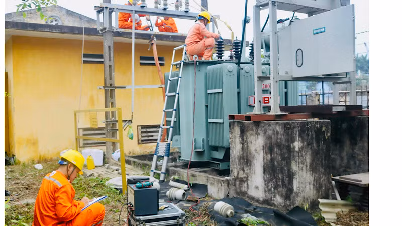 Các trạm biến áp mới được khẩn trương hoàn thành nhằm bảo đảm nguồn cấp điện gia tăng trong dịp Tết.