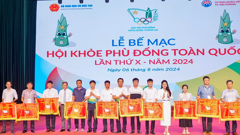 Ban tổ chức trao giải thưởng tặng đơn vị miền núi, Tây Nguyên xuất sắc.