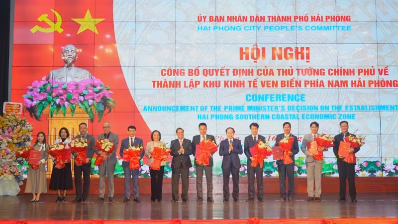Lãnh đạo thành phố Hải Phòng trao chứng nhận đầu tư cho các nhà đầu tư trong nước và nước ngoài.