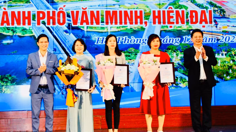 Ban tổ chức trao 3 giải B tặng các nhóm tác giả.