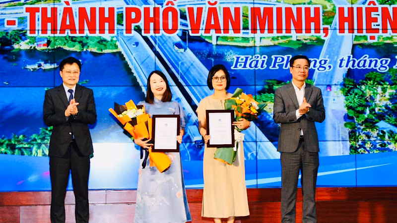 Ban tổ chức trao giải A tặng hai nhóm tác giả có tác phẩm xuất sắc.