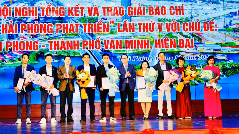 Ban tổ chức trao giải báo chí tặng các tác giả và nhóm tác giả đoạt giải.