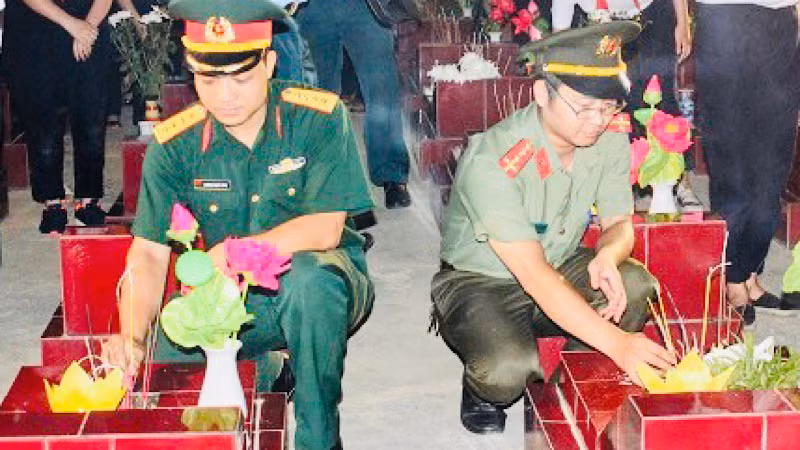 Thắp hương tri ân các liệt sĩ. (Ảnh minh họa) Thắp hương tri ân các liệt sĩ. (Ảnh minh họa)