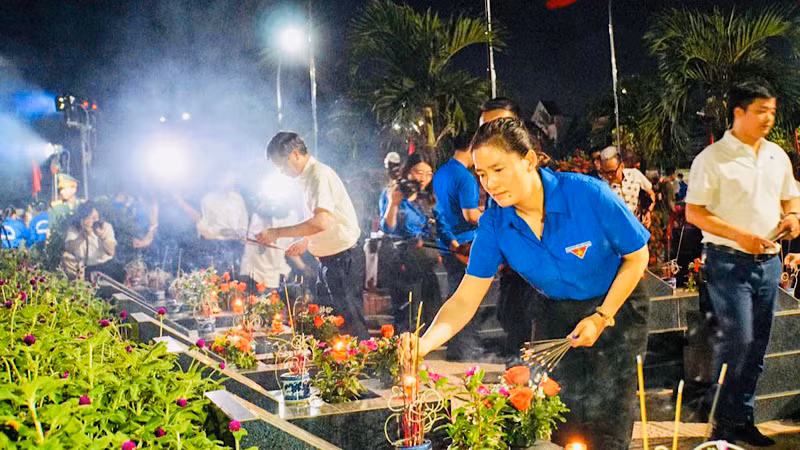 Đoàn viên thanh niên thành phố Hải Phòng chăm sóc các phần mộ liệt sĩ. Đoàn viên thanh niên thành phố Hải Phòng chăm sóc các phần mộ liệt sĩ.