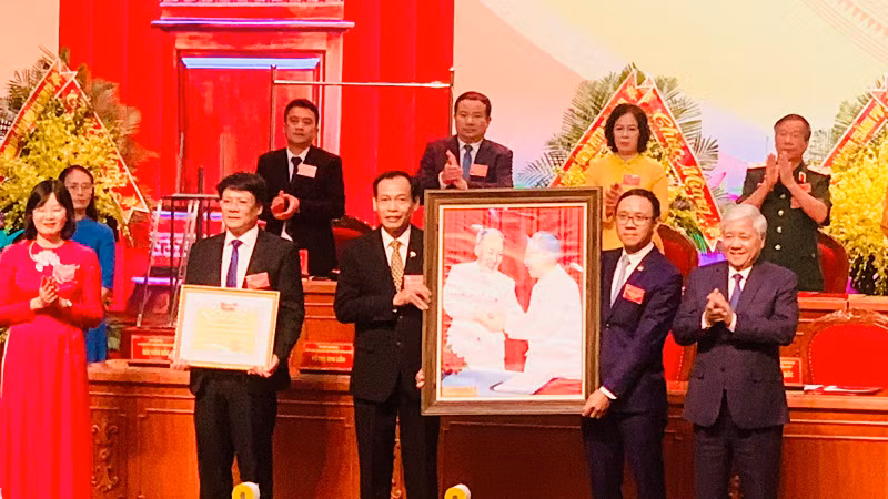 Đồng chí Đỗ Văn Chiến trao Bằng khen tặng Mặt trận Tổ quốc Việt Nam thành phố Hải Phòng và trao ảnh lưu niệm tặng Đại hội.