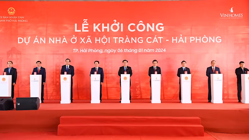Chủ tịch Quốc hội Vương Đình Huệ, Phó Thủ tướng Chính phủ Trần Lưu Quang cùng các đại biểu nhấn nút khởi công dự án nhà ở xã hội tại Hải Phòng.