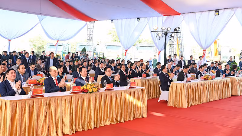 Chủ tịch Quốc hội Vương Đình Huệ, Phó Thủ tướng Chính phủ Trần Lưu Quang cùng các đại biểu dự khởi công dự án nhà ở xã hội tại Hải Phòng.