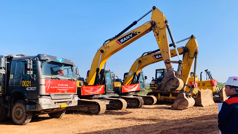 Các đơn vị thi công triển khai xây dựng công trình.