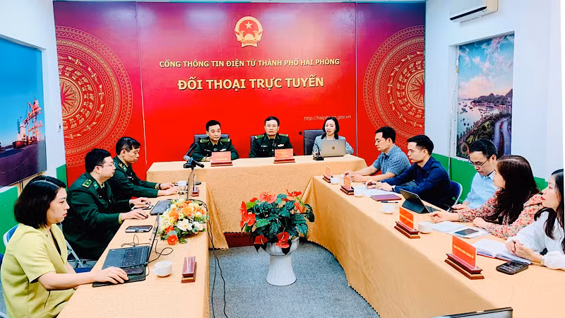 Lãnh đạo Bộ chỉ huy Bộ đội Biên phòng Hải Phòng đối thoại trực tuyến trên Cổng thông tin điện tử Hải Phòng.