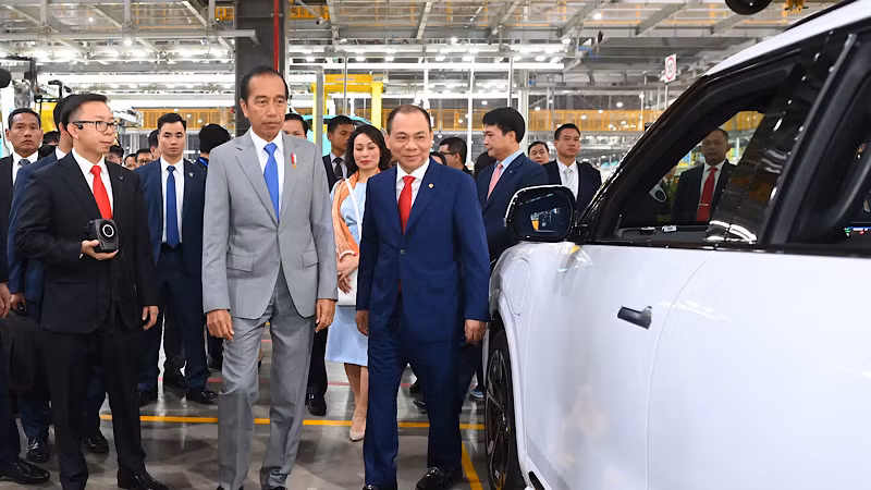 Tổng thống Indonesia Joko Widodo xem xét chi tiết các dòng xe điện VinFast tại nhà máy. Tổng thống Indonesia Joko Widodo xem xét chi tiết các dòng xe điện VinFast tại nhà máy.