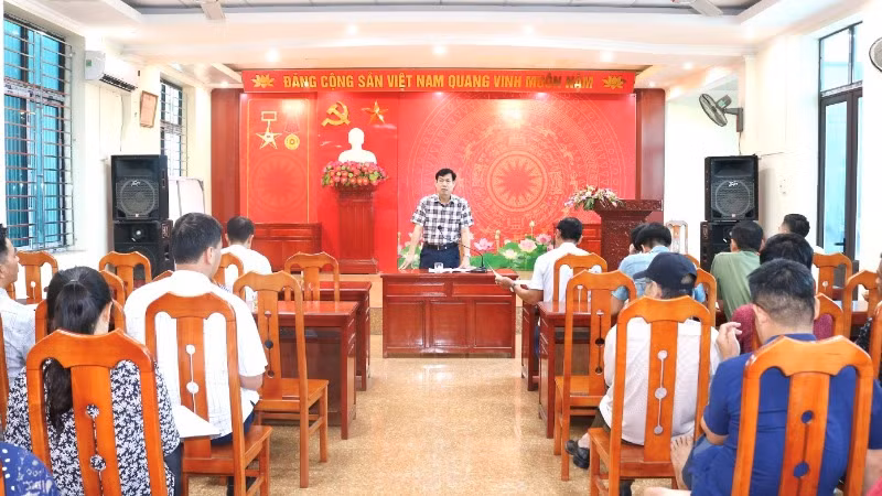 Ủy ban nhân dân huyện Thủy Nguyên đối thoại với các hộ dân phải thu hồi đất tại xã Thủy Đường.