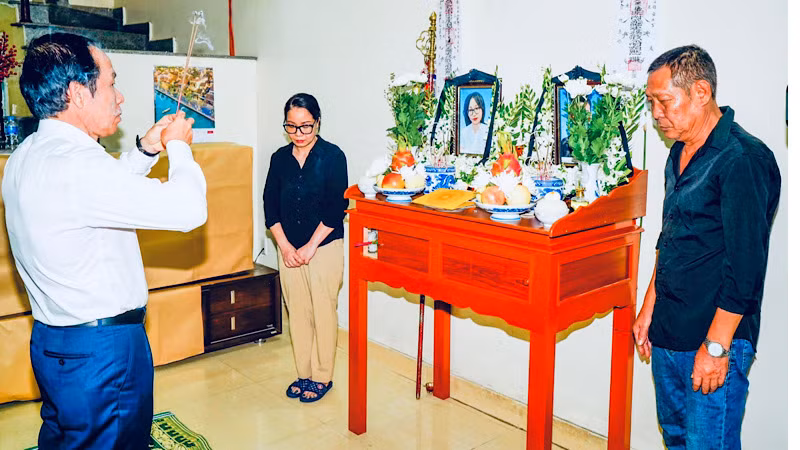 Bí thư Thành ủy Hải Phòng thắp hương, viếng các nạn nhân vụ cháy.