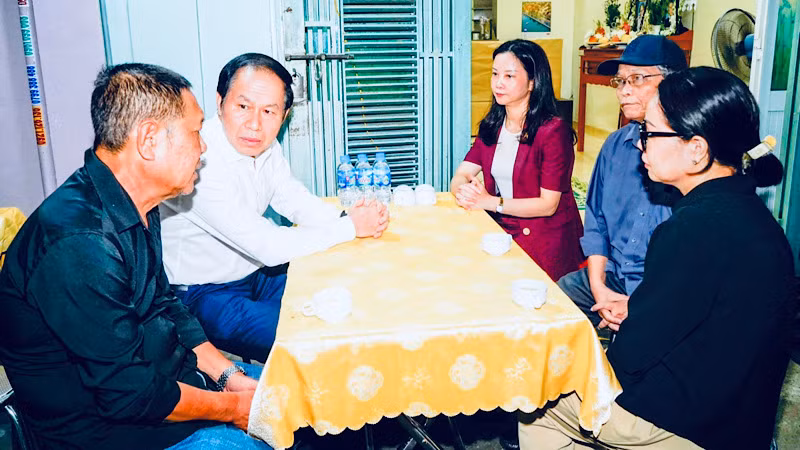 Bí thư Thành ủy Hải Phòng ân cần thăm hỏi, chia sẻ với nỗi đau thương, mất mát mà gia đình nạn nhân đang phải gánh chịu.