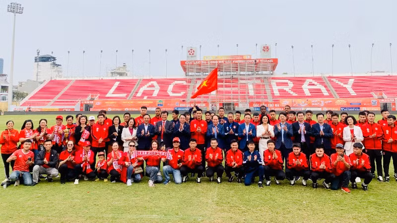 Lãnh đạo thành phố Hải Phòng, thủ môn Đình Triệu cùng Câu lạc bộ bóng đá Hải Phòng tại sân vận động Lạch Tray.