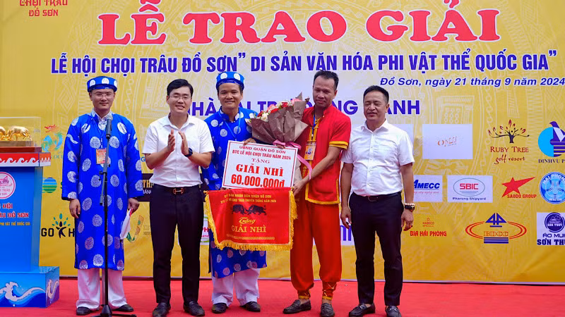 Ban tổ chức trao giải nhì tặng chủ trâu số 7.