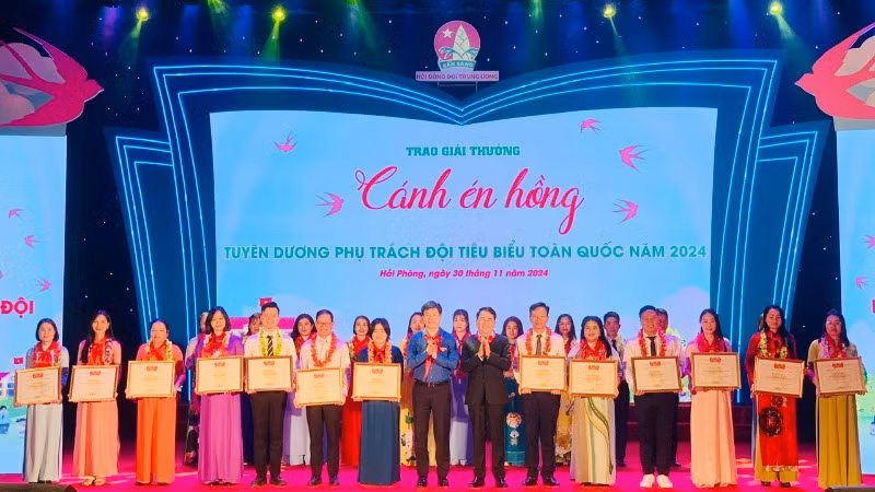 Lãnh đạo Hội đồng Đội Trung ương và thành phố Hải Phòng trao giải thưởng "Cánh én hồng" tặng các Tổng phụ trách Đội tiêu biểu.